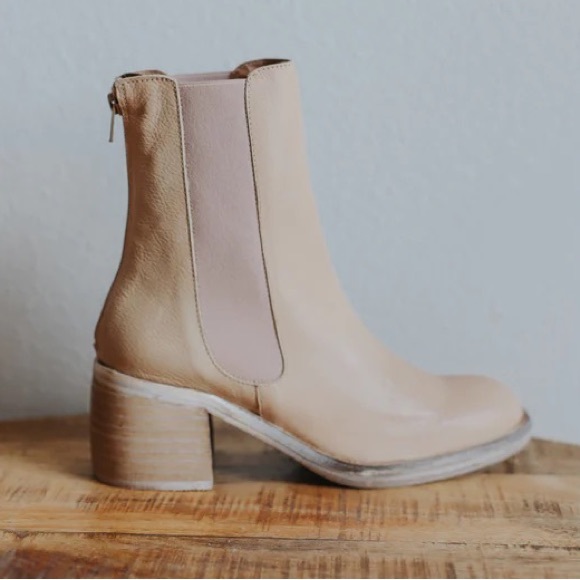 Women’s Tan Chelsea Boots - Picture 1 of 8
